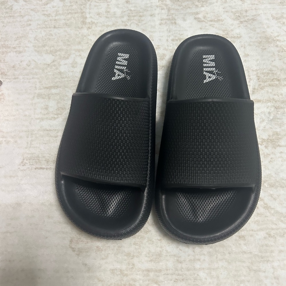 MIA Black Textured Slide Sandals